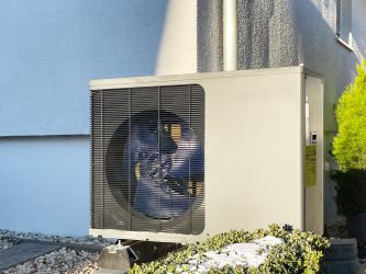 Wärmepumpe an einem Wohngebäude